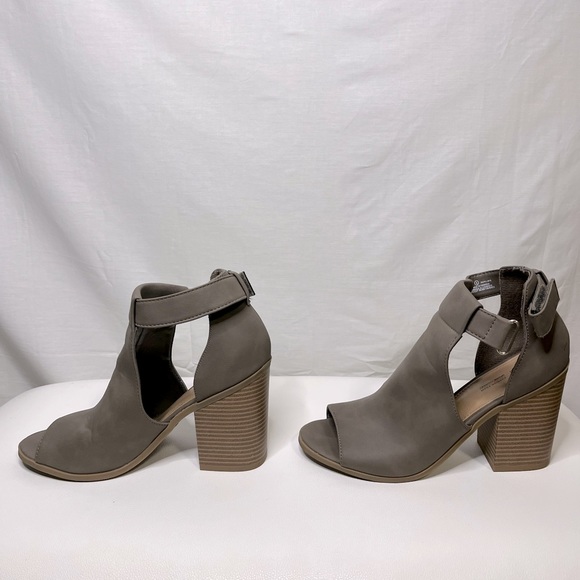 Camel or tan colour bootees with open toe - Picture 2 of 9